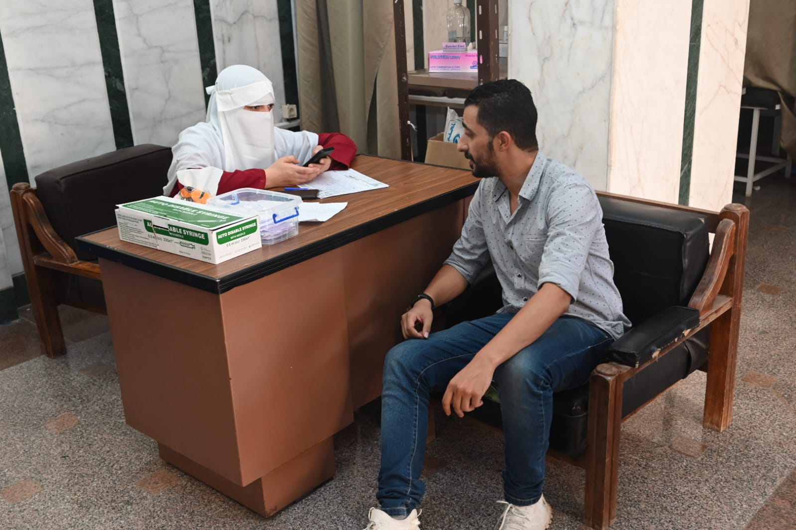 بدء تلقي الجرعة الثانية من لقاح كورونا للعاملين بجامعة الفيوم