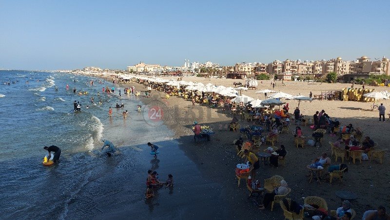 إقبال متوسط علي شاطئ بورسعيد 