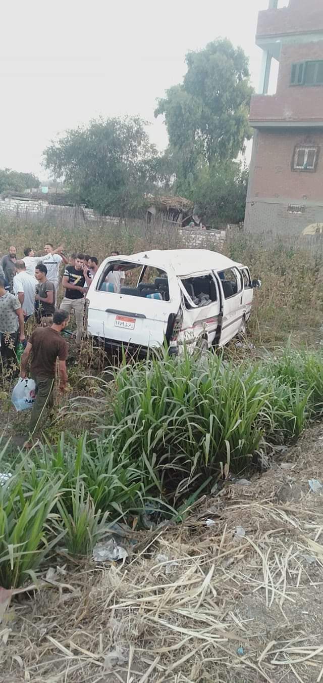 انقلاب سيارة ميكروباص بطريق ههيا الدائري