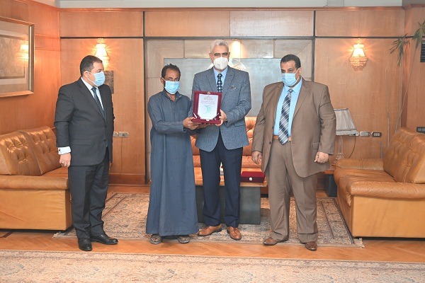 رئيس جامعة الفيوم يكرم قرني علي