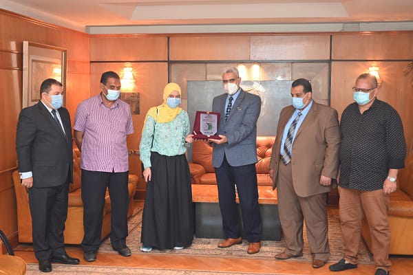 رئيس جامعة الفيوم يكرم الثالثة على مستوى الجمهورية في الثانوية العامة