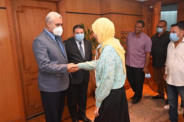 رئيس جامعة الفيوم يكرم الثالثة على مستوى الجمهورية في الثانوية العامة