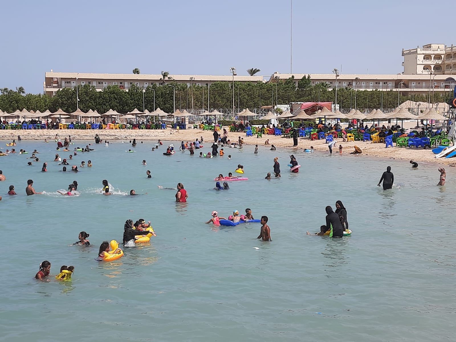 اقبال المصطافين على شواطئ الغردقة