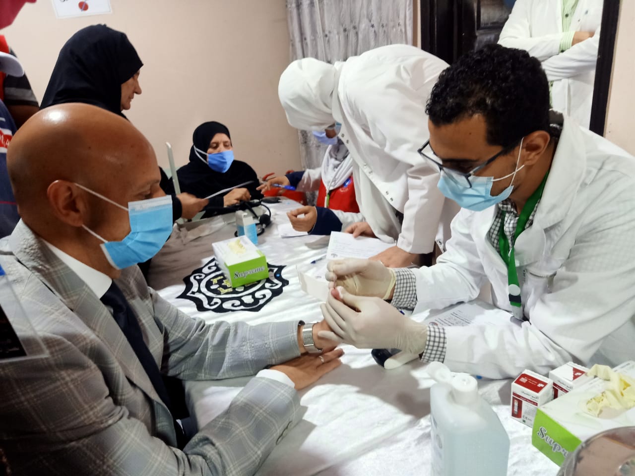 وكيل الوزارة يخضع للفحص ضمن المبادرة 02