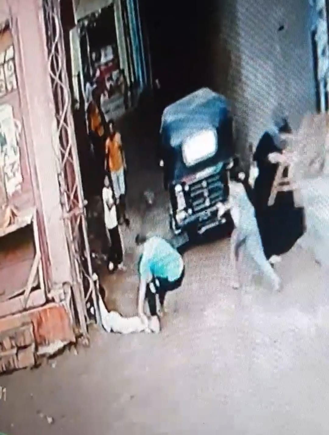 الشاب يُمسك بجسد الطفل محاولًا نزعه من عمود الإنارة المُكهرب