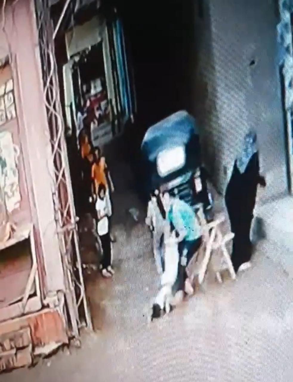 الشاب ينجح في إنقاذ الطفل