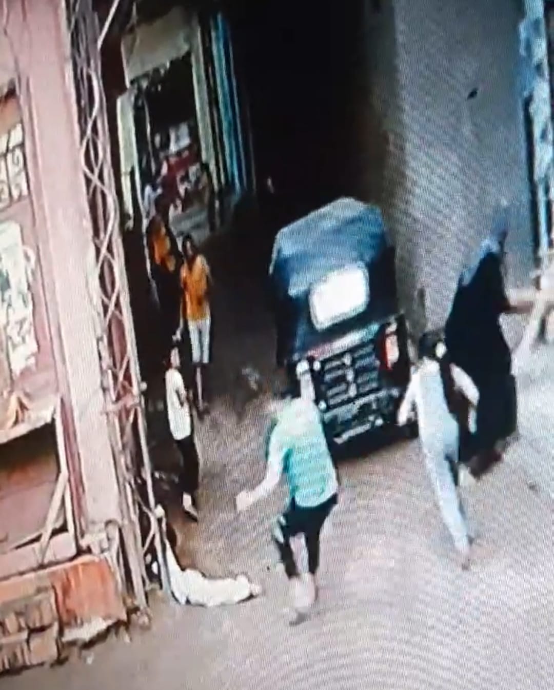 الشاب يُهرول نحول الطفل لإنقاذه