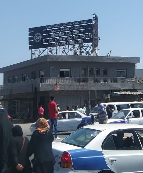 شاب يهدد بالإنتحار في بورسعيد 