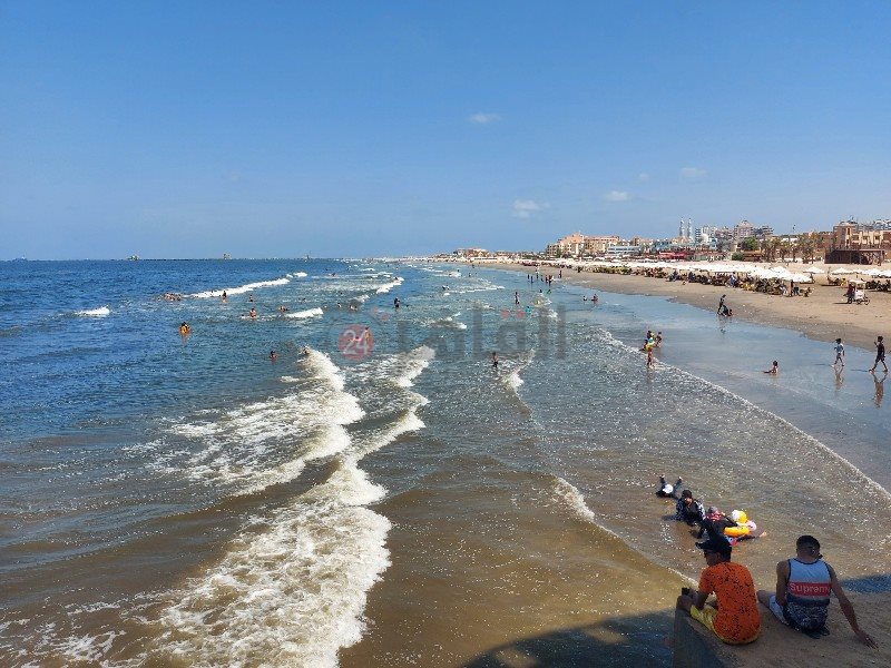 أعداد قليلة من المصطافين علي الشاطئ 