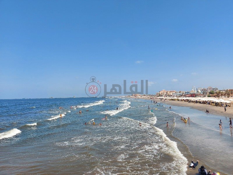 أعداد محدودة علي شاطئ بورسعيد