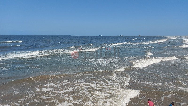 الأمواج علي شاطئ بورسعيد