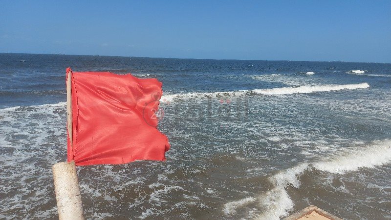 رفع الرايات الحمراء علي شاطئ بورسعيد