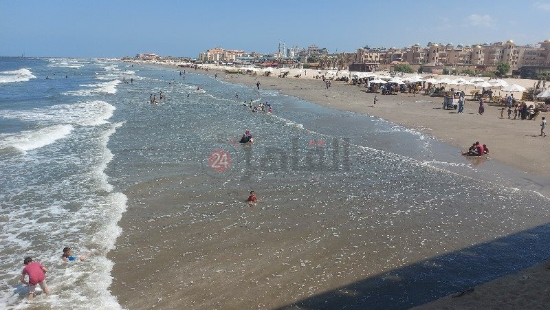 أعداد محدودة علي شاطئ بورسعيد 