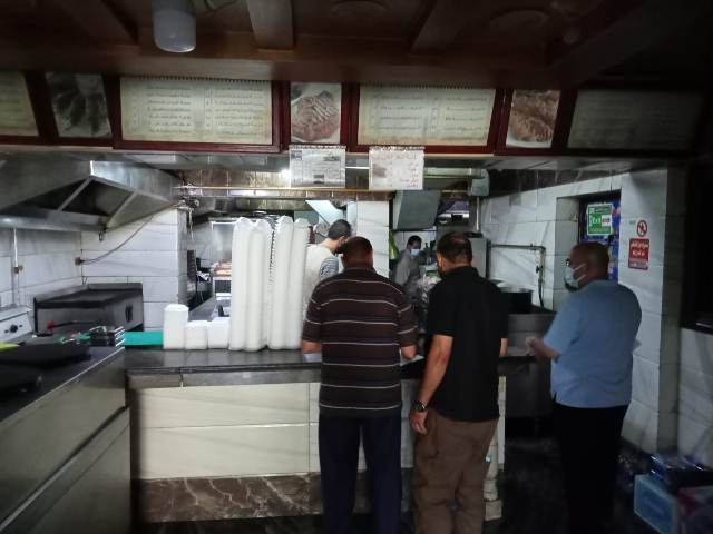 غلق مطعمين مخالفين بالشرقية 010