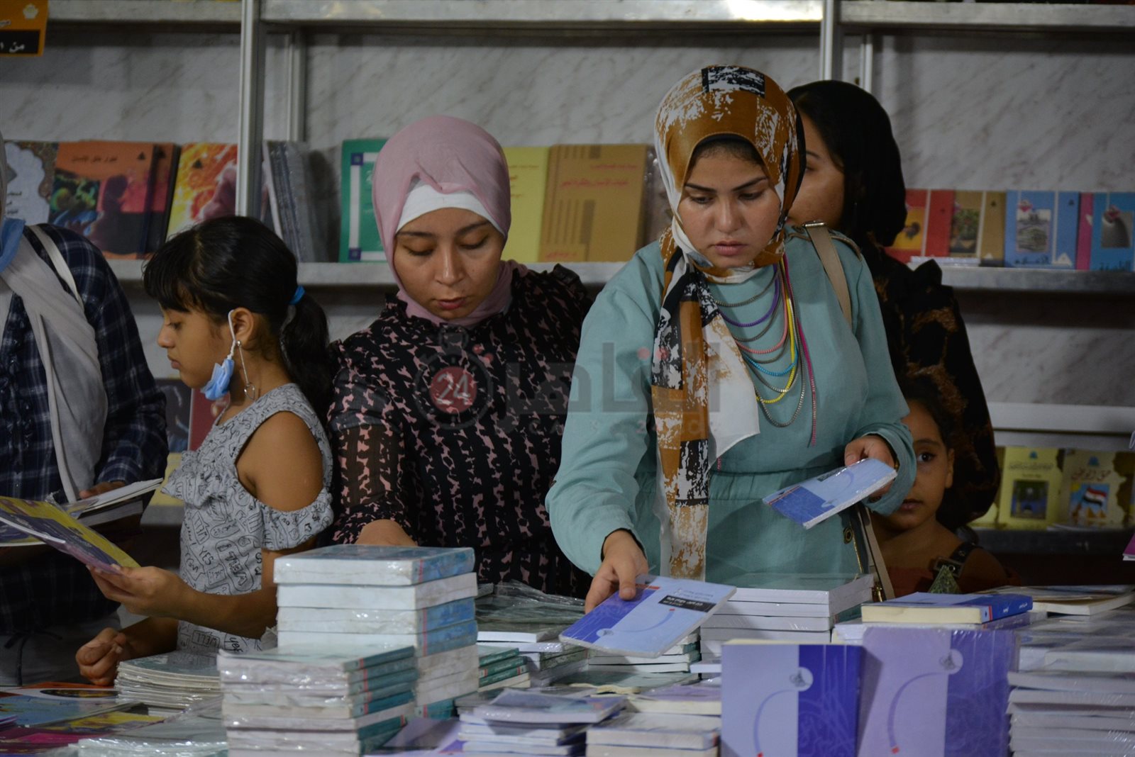 إقبال الشباب علي معرض الكتاب ببورسعيد