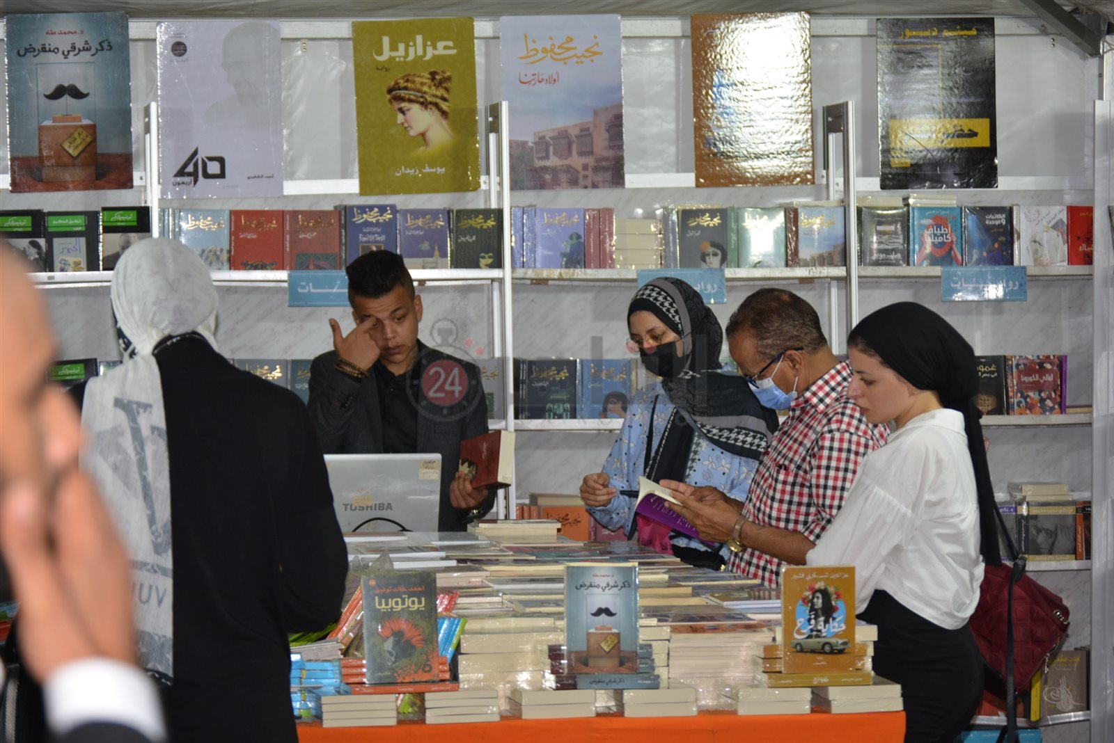 إقبال كبير علي شراء الكتب 