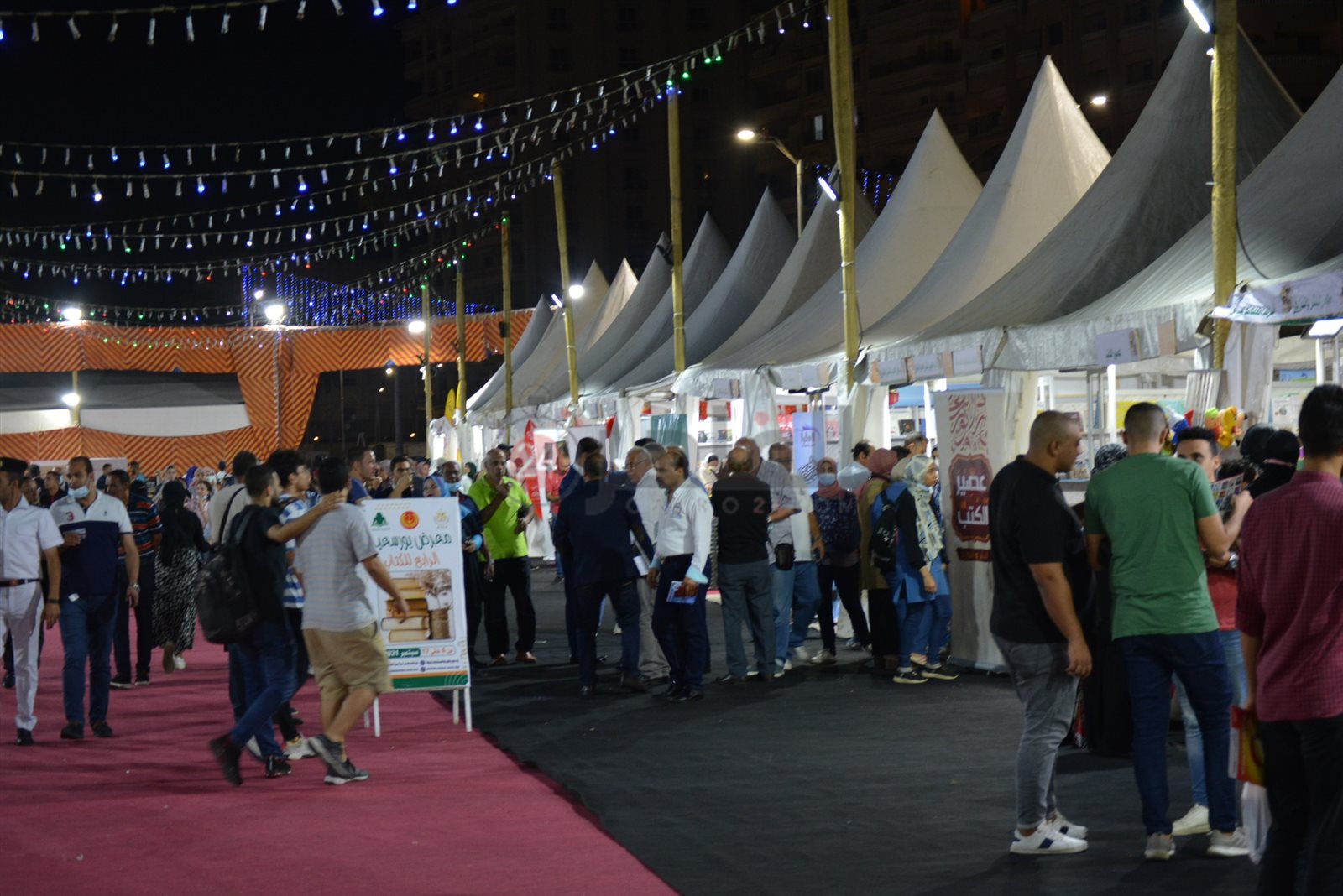 الأهالي حريصون علي شراء الكتب 