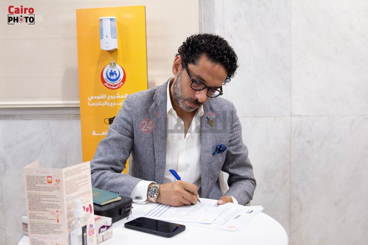  مدير وايتي كلينك الدكتور محمد عماد يتبرع ببلازما الدم (4)