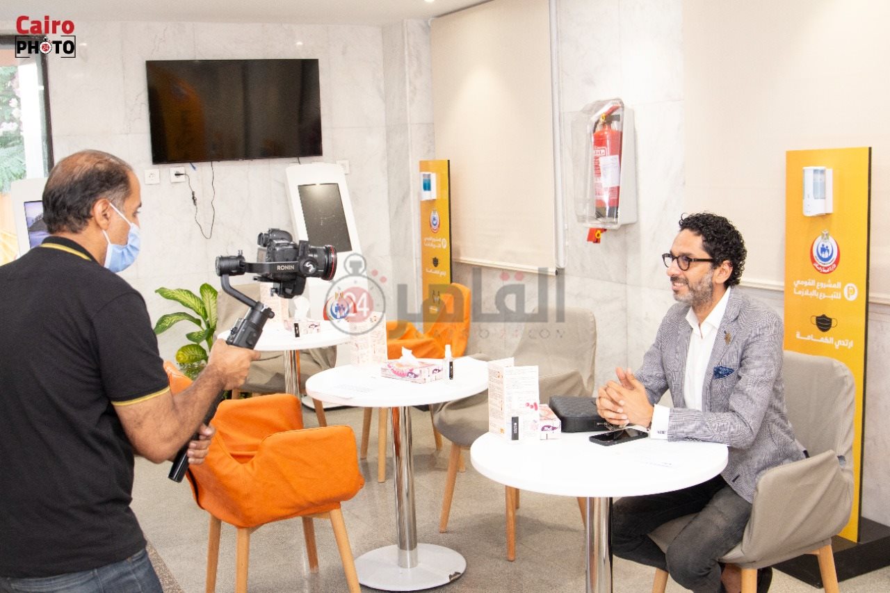  مدير وايتي كلينك الدكتور محمد عماد يتبرع ببلازما الدم (8)