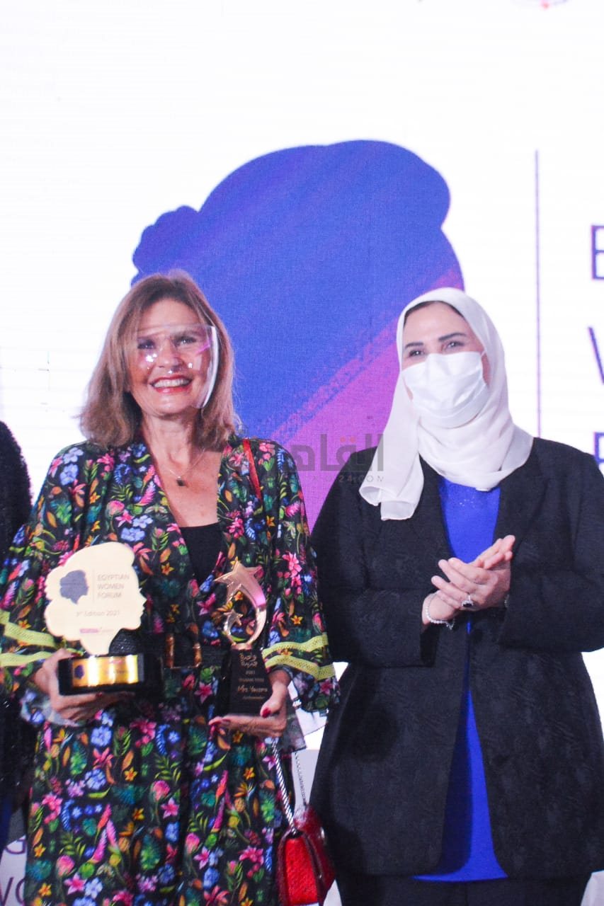 نجمات الفن في مبادرة واحدة جديدة (25)