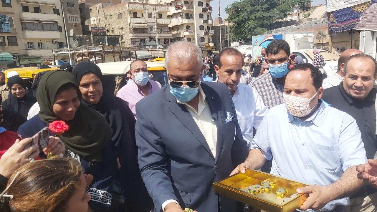 توزيع ورود وشيكولاتة على المواطنين بالشرقية احتفالًا بالعيد القومي 03