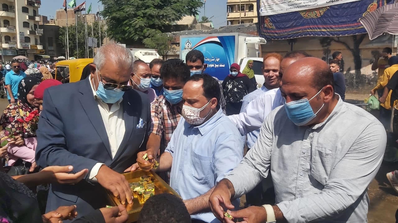 توزيع ورود وشيكولاتة على المواطنين بالشرقية احتفالًا بالعيد القومي 04