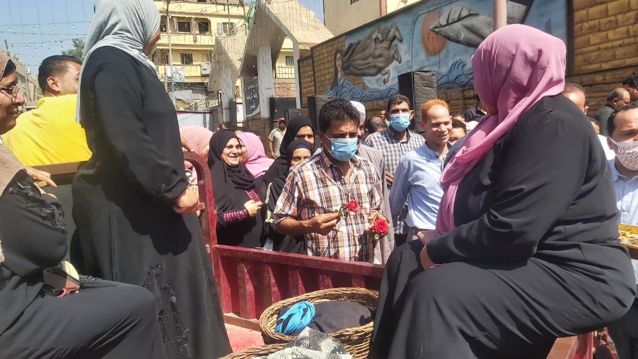 توزيع ورود وشيكولاتة على المواطنين بالشرقية احتفالًا بالعيد القومي 09