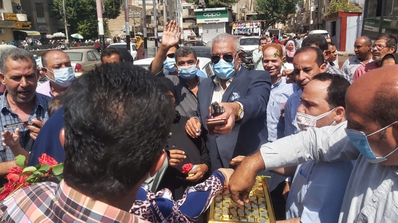 توزيع ورود وشيكولاتة على المواطنين بالشرقية احتفالًا بالعيد القومي 013
