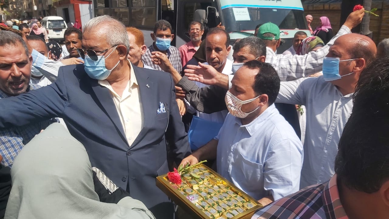 توزيع ورود وشيكولاتة على المواطنين بالشرقية احتفالًا بالعيد القومي 014