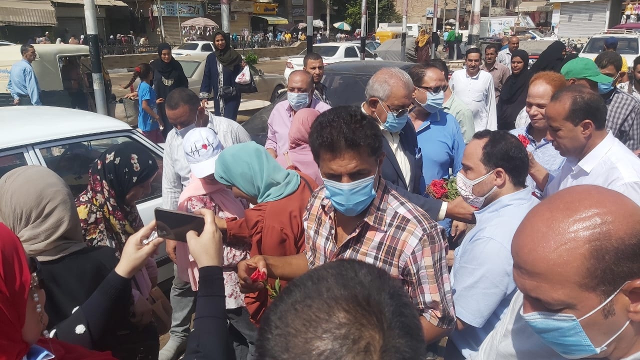 توزيع ورود وشيكولاتة على المواطنين بالشرقية احتفالًا بالعيد القومي 016