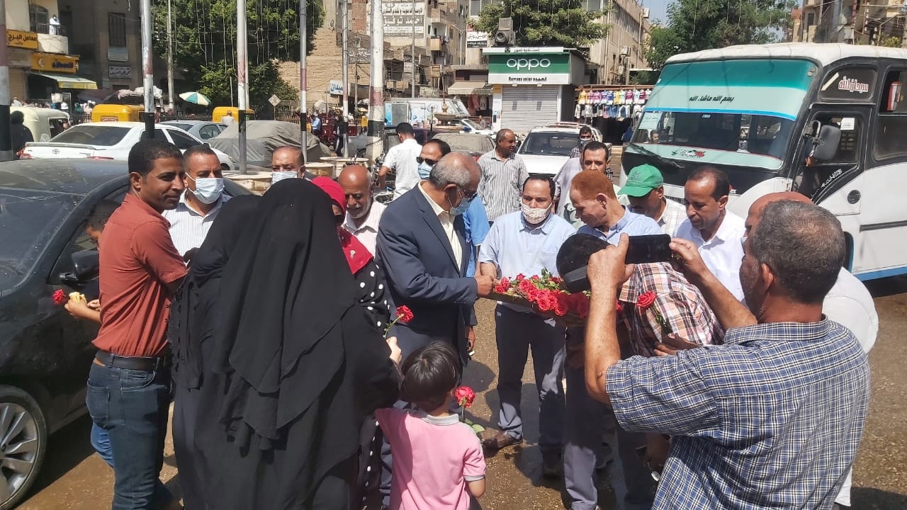 توزيع ورود وشيكولاتة على المواطنين بالشرقية احتفالًا بالعيد القومي 017