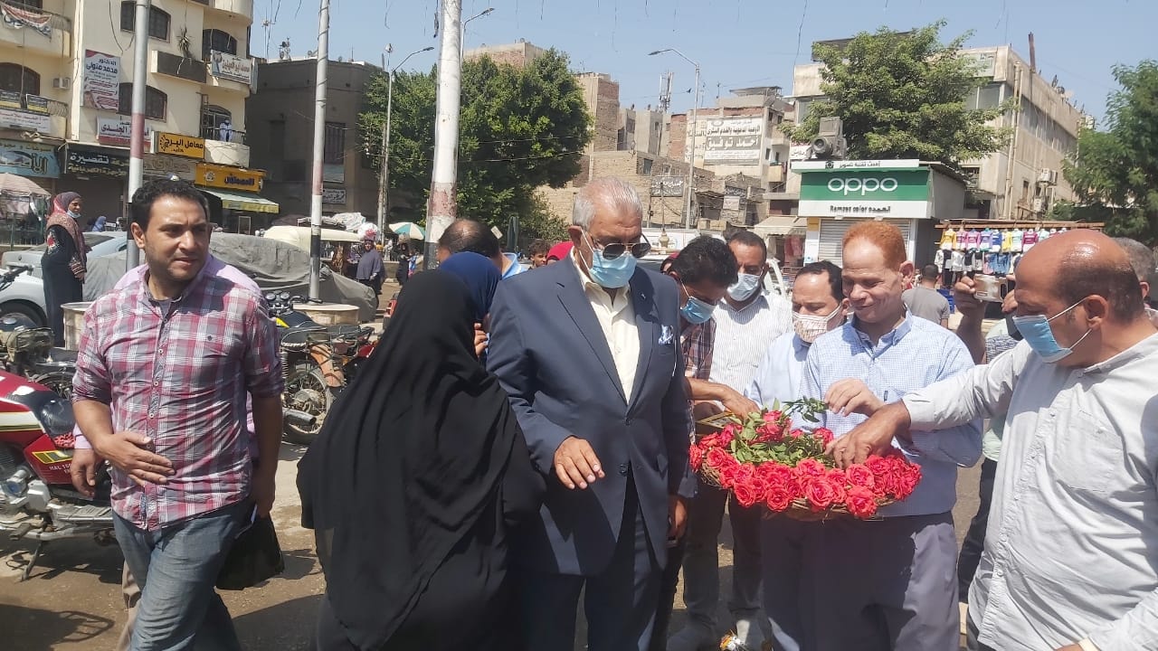 توزيع ورود وشيكولاتة على المواطنين بالشرقية احتفالًا بالعيد القومي 018