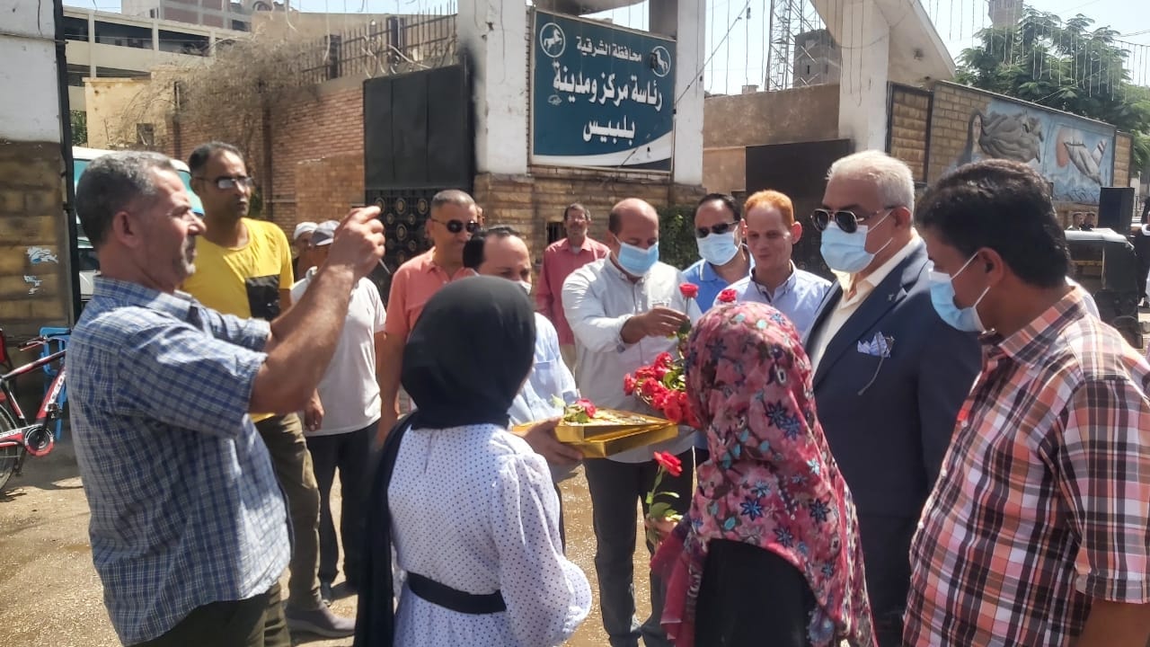 توزيع ورود وشيكولاتة على المواطنين بالشرقية احتفالًا بالعيد القومي 019