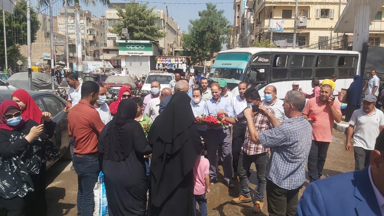 توزيع ورود وشيكولاتة على المواطنين بالشرقية احتفالًا بالعيد القومي 020