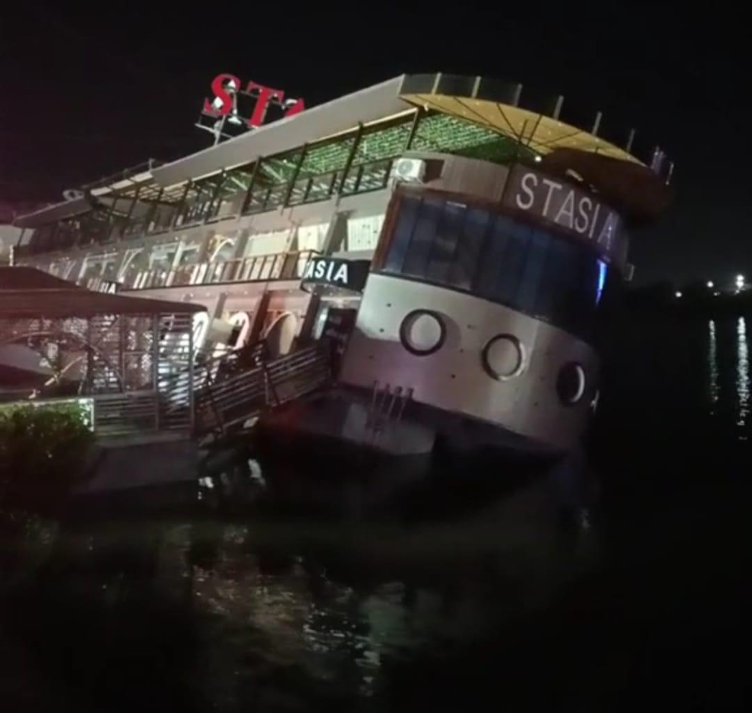 غرق مطعم عائم بالمنصورة