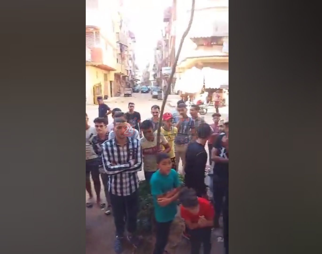 تجمع أهالي القابوطي للمطالبة بحق الشاب