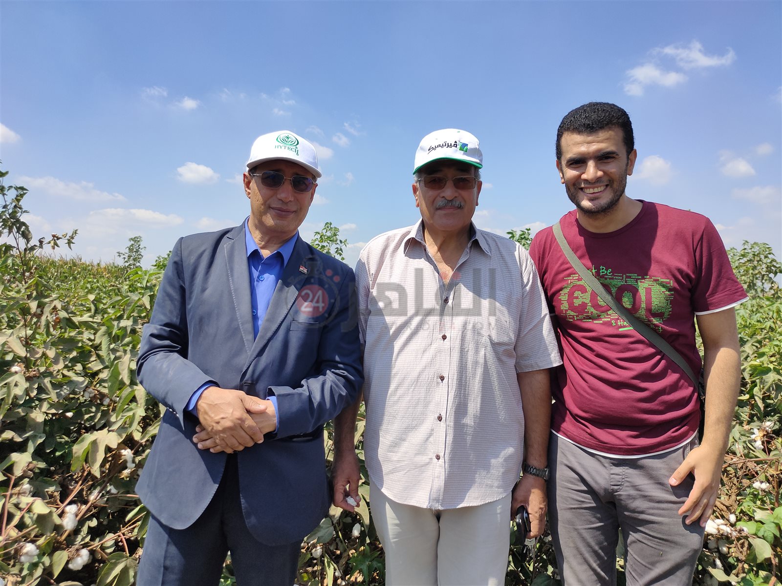 مراسل القاهرة 24 مع وكيل وزارة الزراعة وصاحب الحقل