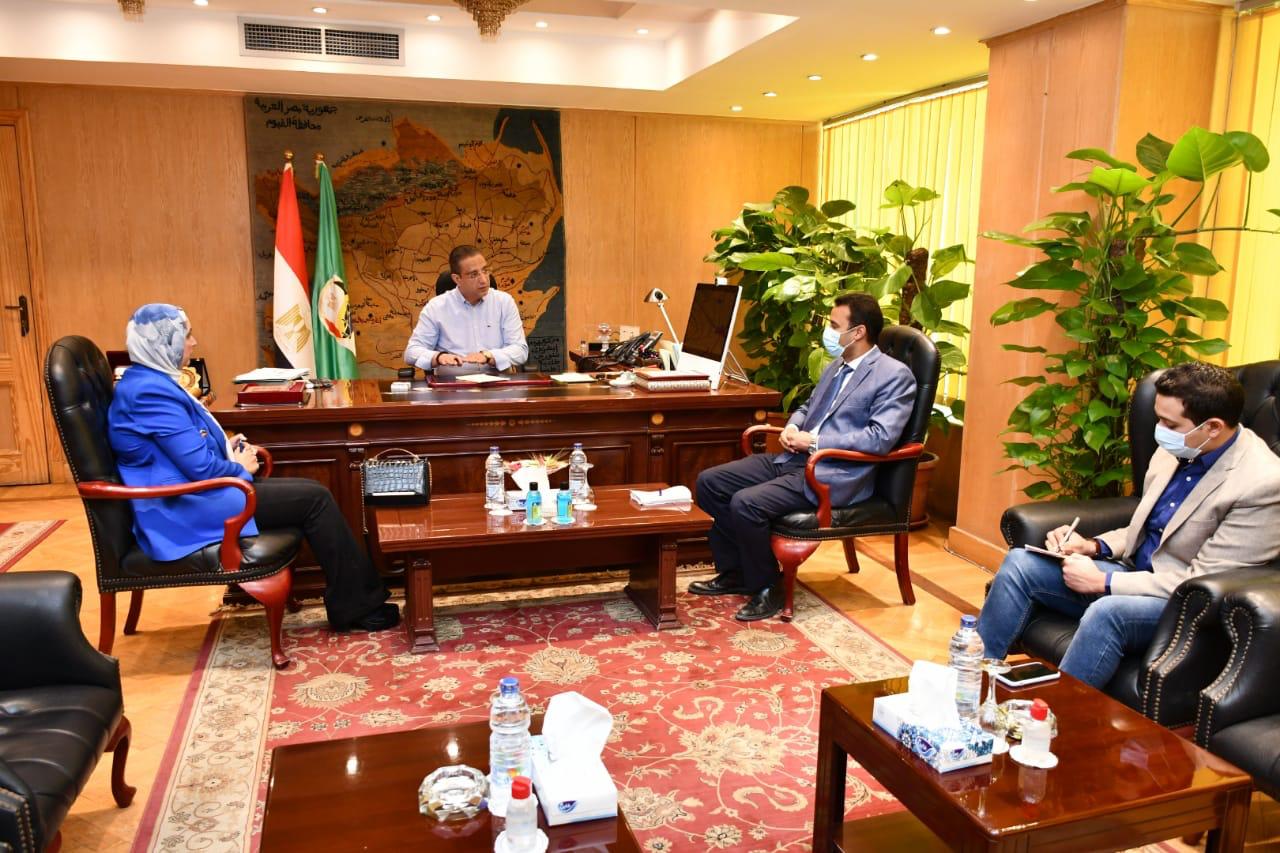محافظ الفيوم يجتمع بوكيل وزارة الصحة