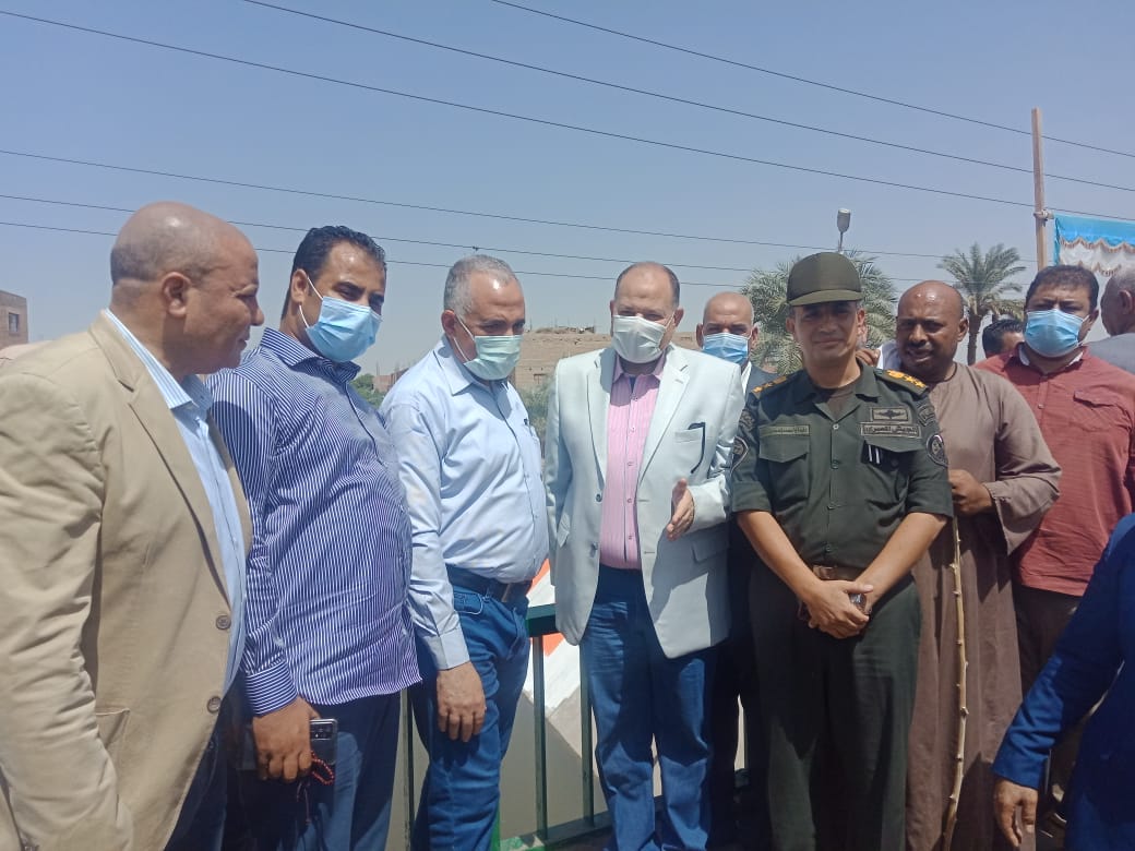 وزير الري ومحافظ أسيوط يتفقدان تبطين الترع