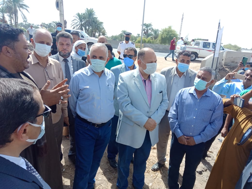 وزير الري ومحافظ أسيوط يتفقدان تبطين الترع