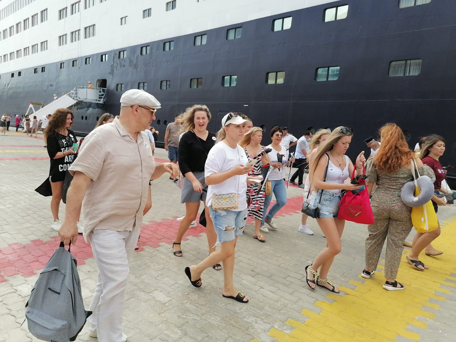 وصول السائحين إلى ميناء الإسكندرية