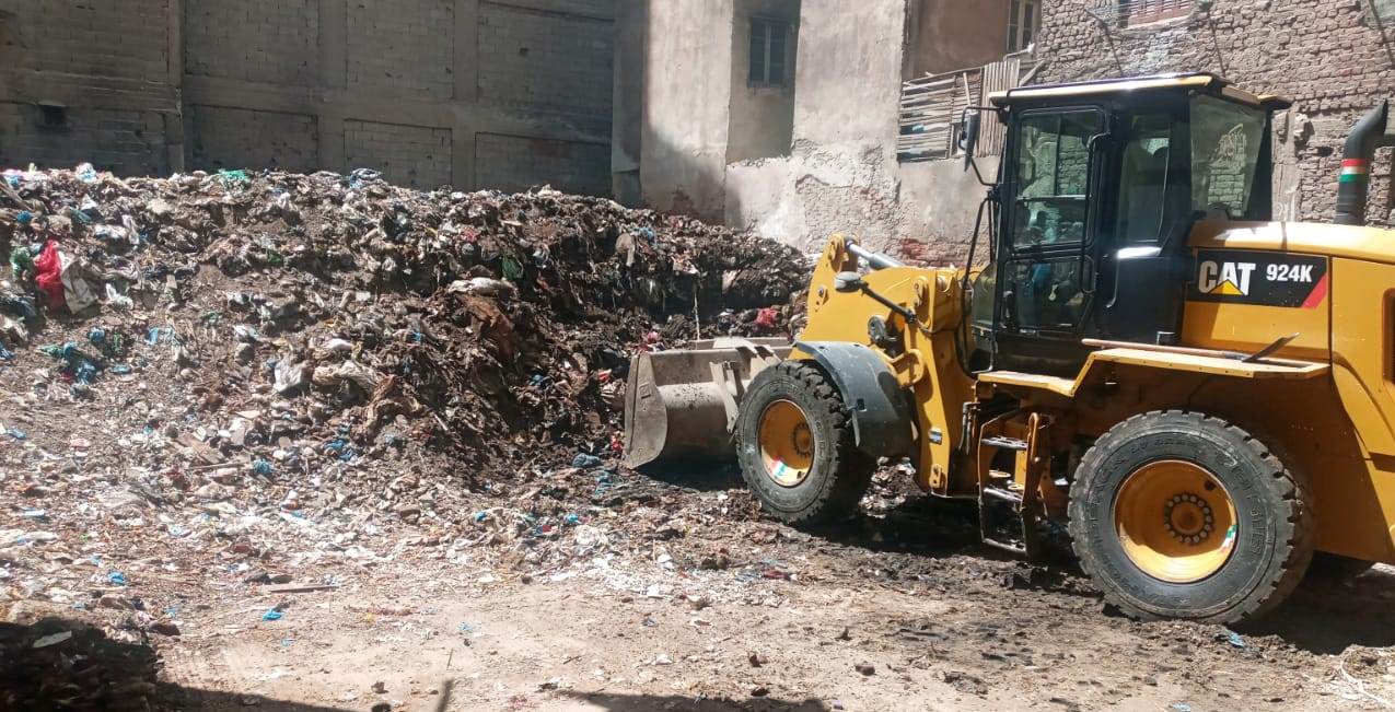 أعمال رفع 590 طن مخلفات من أرض بباكوس (1)