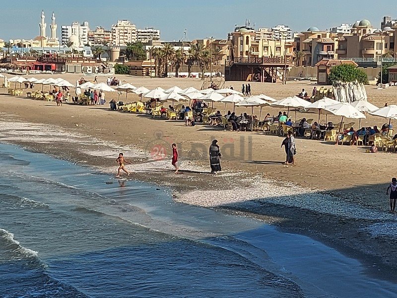 شاطئ بورسعيد يشهد إقبال متوسط 