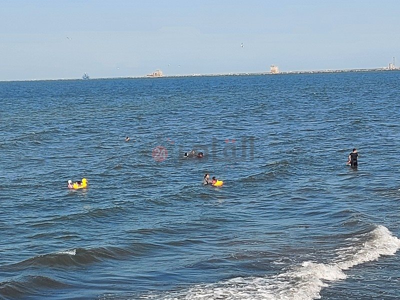 إستمتاع الأهالي بالسباحة بشاطئ بورسعيد