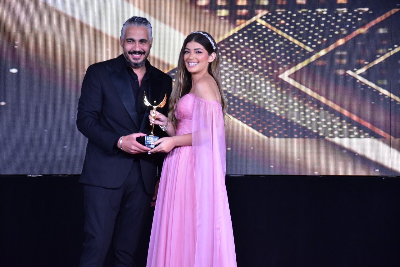 ليلى أحمد زاهر تستلم جائزة التميز