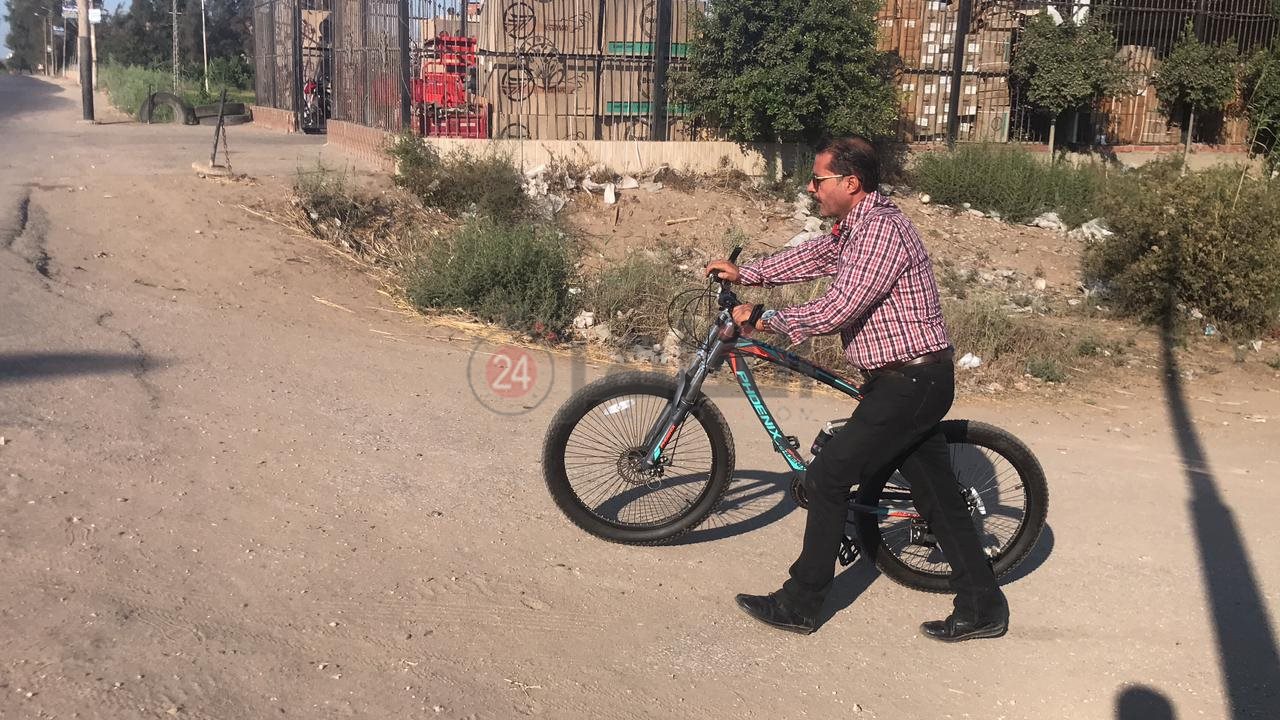 مدير عام بالري يستخدم الدراجة للتوجه لعمله