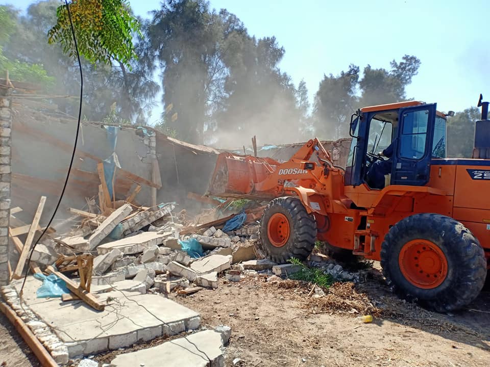 إزالة حالات تعدي على أراضي أملاك الدولة بالشرقية 01