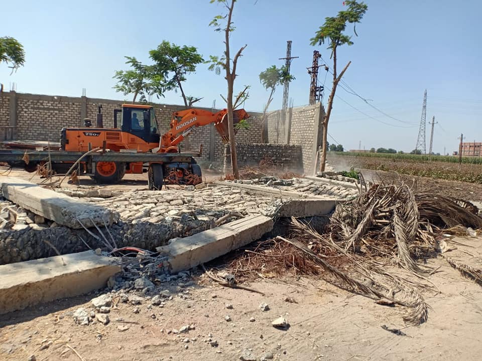 إزالة حالات تعدي على أراضي أملاك الدولة بالشرقية 02