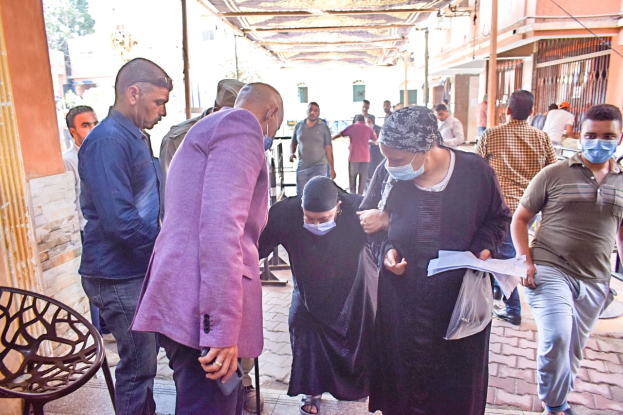 وكيل وزارة الصحة يُساعد كبار السن لتلقي اللقاح بالشرقية