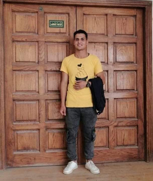 الطالب أحمد عبد الستار